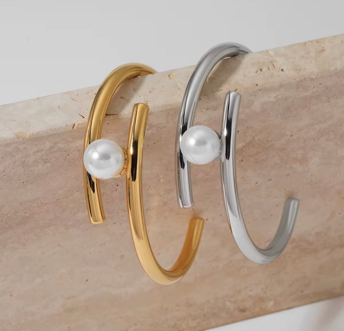 Lustrous Frame Cuff
